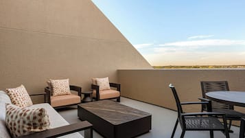 Room, 1 King Bed, Balcony | 1 bedroom, premium bedding, down comforters, desk