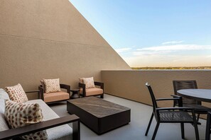 Habitación, 1 cama King size, balcón | 1 habitación, ropa de cama de alta calidad, edredón y escritorio 