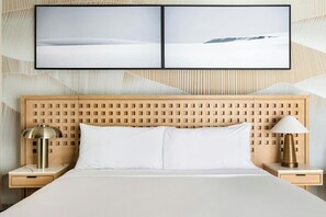 Habitació, 1 llit de matrimoni gran, balcó | 1 dormitori, roba de llit d'alta qualitat, cobrellits i escriptori 