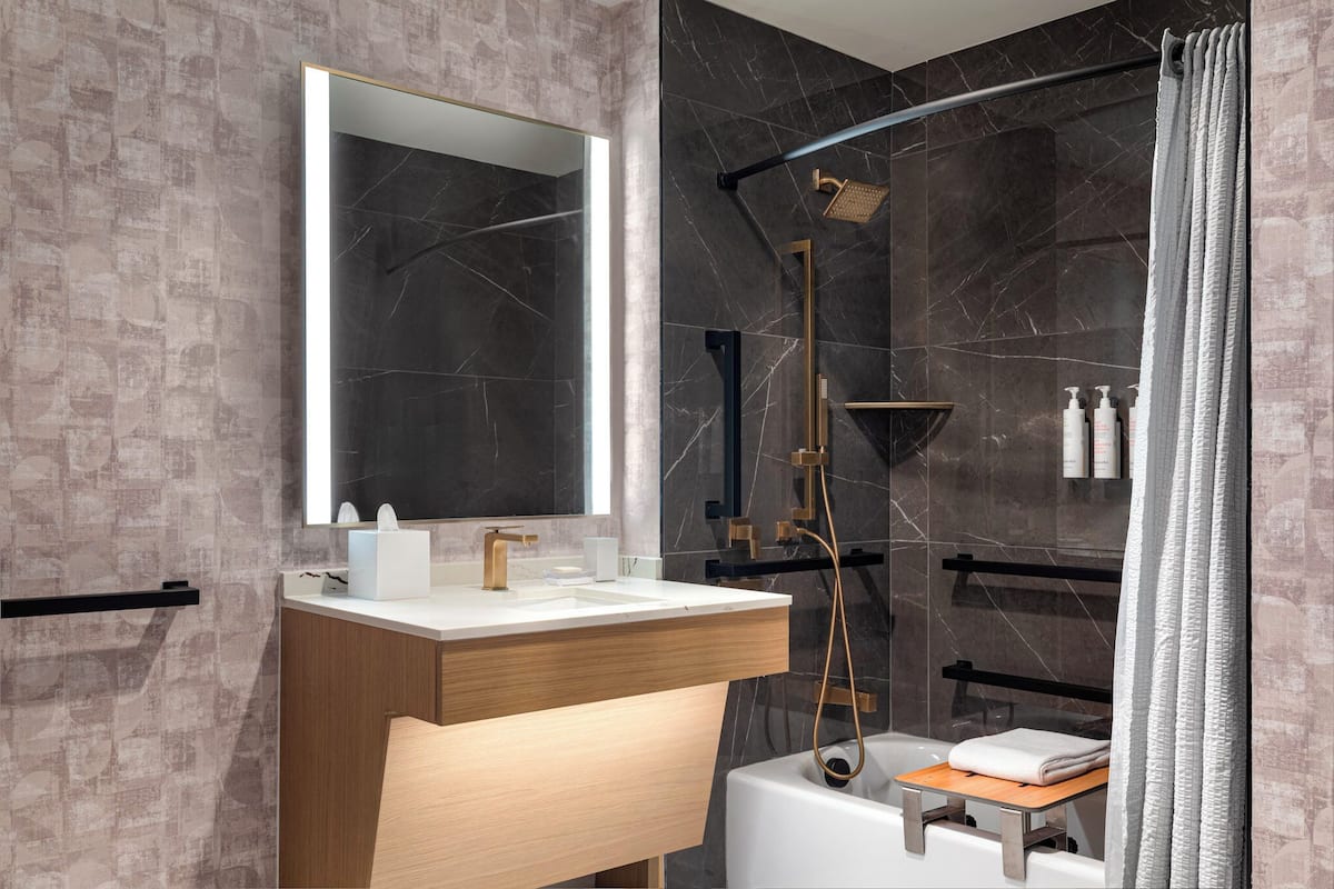 Kombinert dusj/badekar og dype avslapningsbadekar