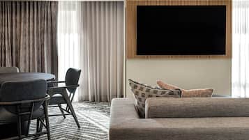 Suíte, 1 quarto | 1 quarto, roupas de cama premium, edredons de pluma, escrivaninha