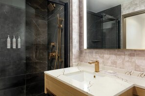 Combined shower/bathtub, deep-soaking bathtub, free toiletries - The Ricardo Marriott® DFW Westlake (Roanoke)