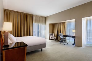1 Schlafzimmer, hochwertige Bettwaren, Daunenbettdecken, Schreibtisch