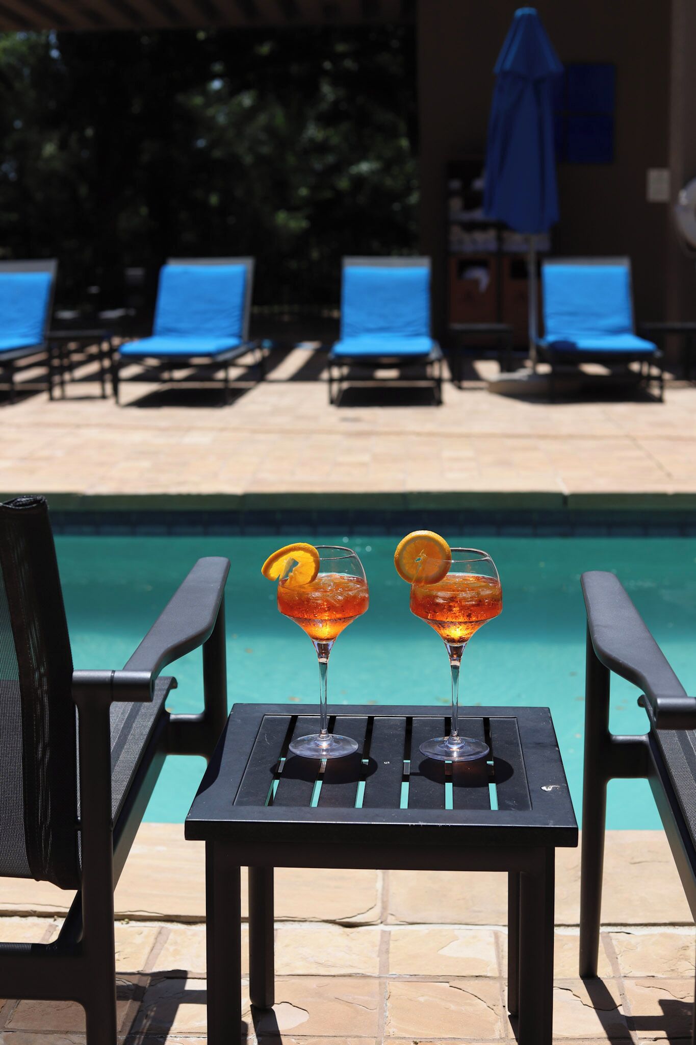 Ulkouima-allas avoinna 6.00–22.00, aurinkovarjoja, aurinkotuoleja