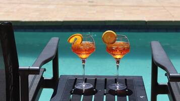 Ulkouima-allas avoinna 6.00–22.00, aurinkovarjoja, aurinkotuoleja