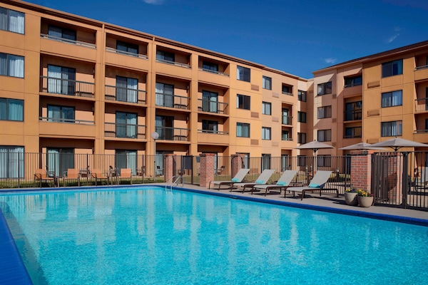 Una piscina al aire libre de temporada