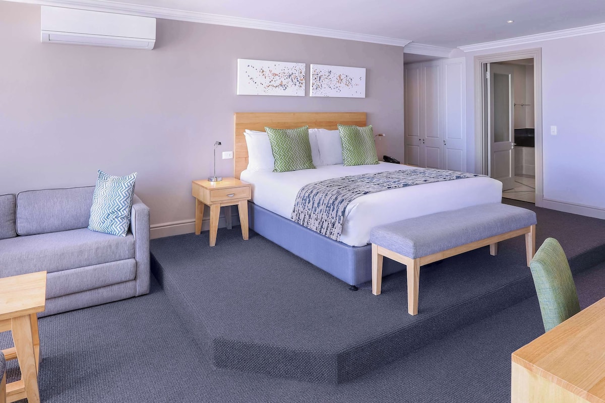 Executive King Room with Sea View | 客房内保险箱、办公桌、笔记本电脑工作区、熨斗/熨板