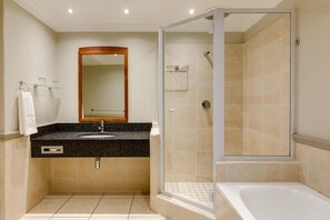 Loft Apartment with Sea View | Bathroom | Combined shower/tub, rainfall showerhead, free toiletries, hair dryer