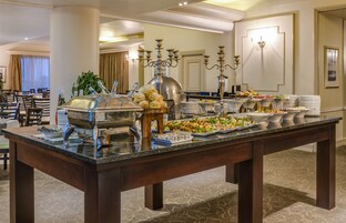 供应早餐、午餐和晚餐，海景