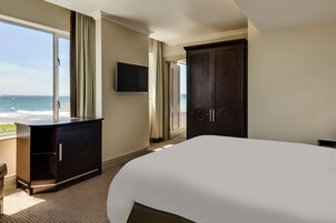 Superior Two Bedroom with Partial Sea View | 客房内保险箱、办公桌、笔记本电脑工作区、熨斗/熨板