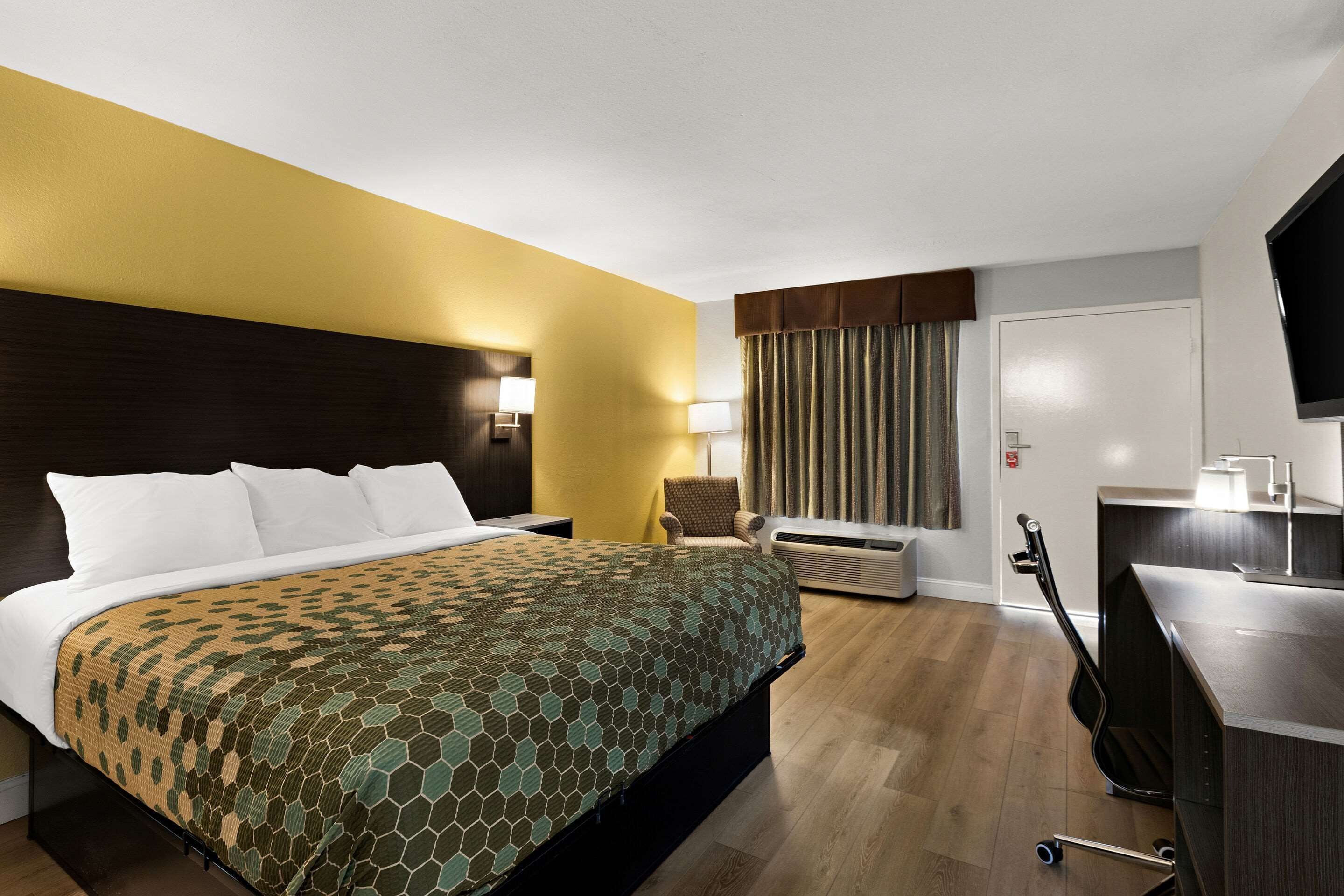 Standard Room, 1 King Bed, Non Smoking | Premium bedding, desk, blackout drapes, iron/ironing board