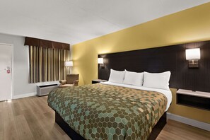 Premium bedding, desk, blackout curtains, iron/ironing board - Econo Lodge White Pine Morristown I-81 & I-40 Split (White Pine)