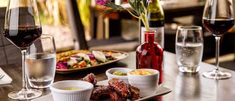 Se sirven almuerzos y cenas, cocina británica