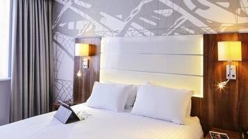 Una cassaforte in camera, una scrivania, postazione laptop