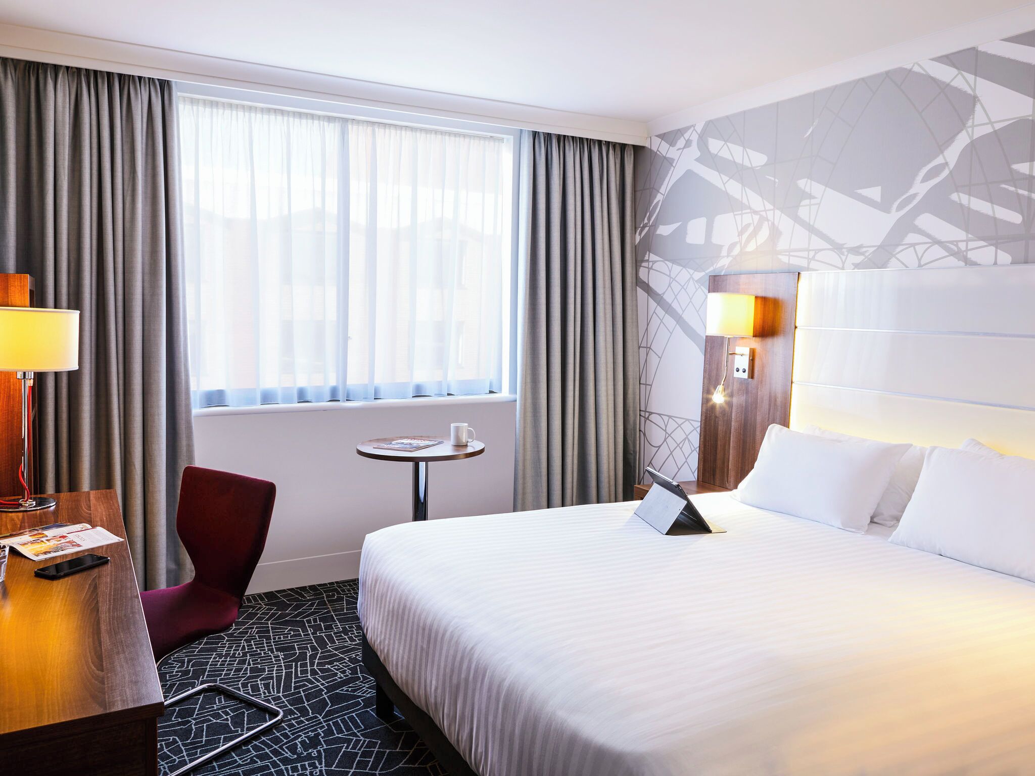 客房内保险箱、办公桌、笔记本电脑工作区、熨斗/熨板