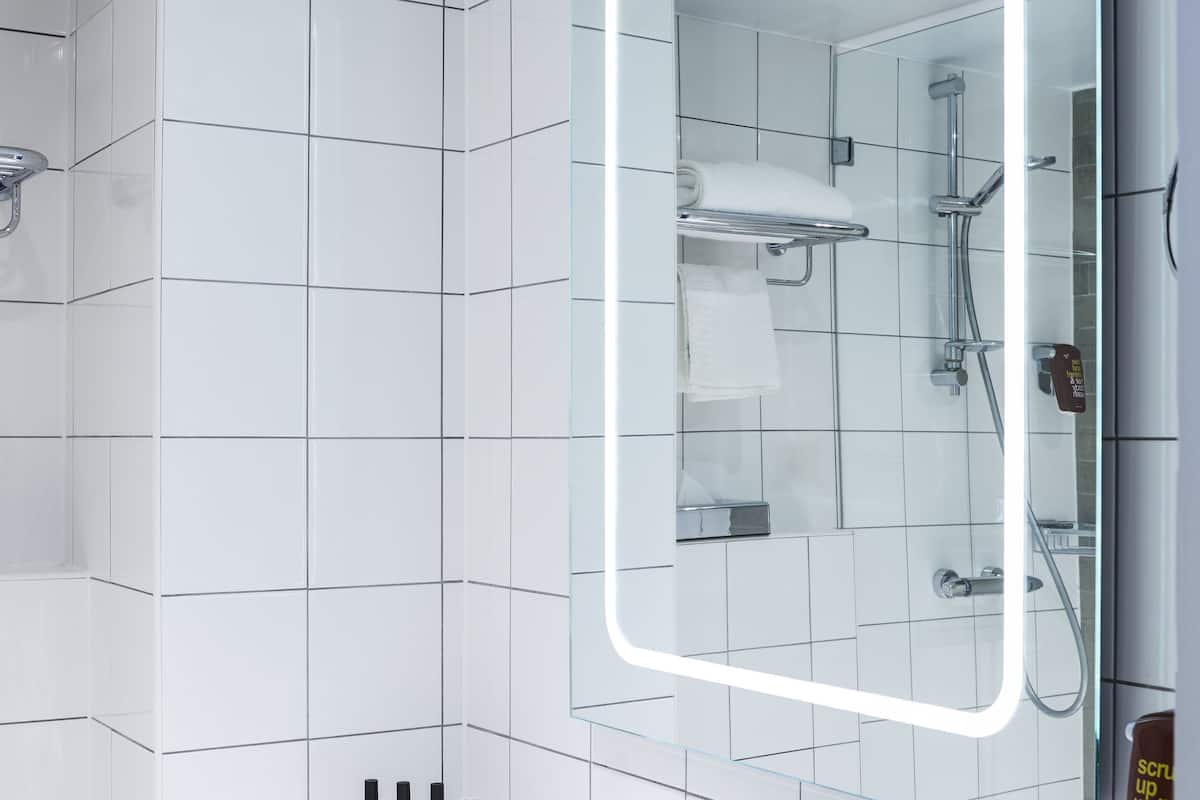 combined shower/bathtub, eco-friendly toiletries, hair dryer, towels