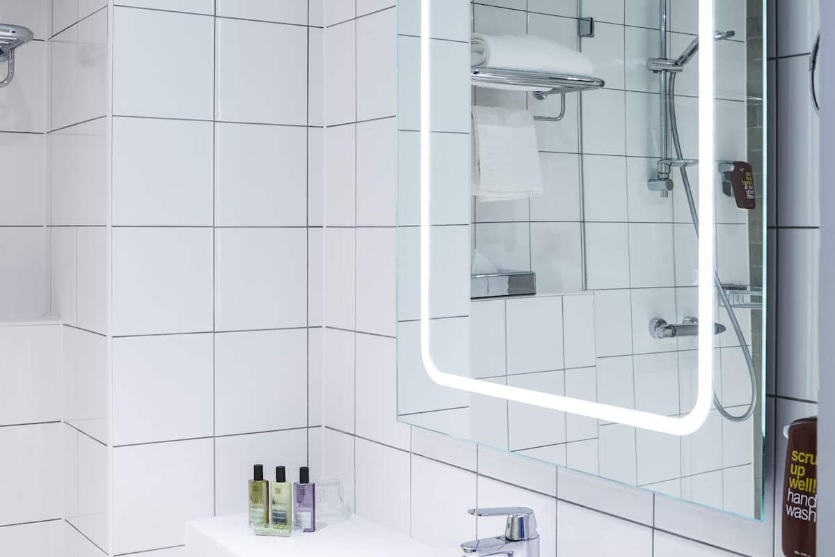 Combined shower/tub, eco-friendly toiletries, hair dryer, towels