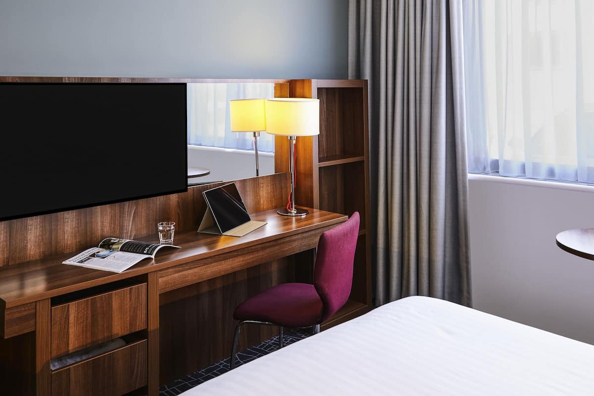 Cofres nos quartos, escrivaninha, espaço de trabalho para notebook