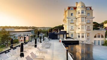 Seasonal outdoor pool, pool umbrellas, sun loungers