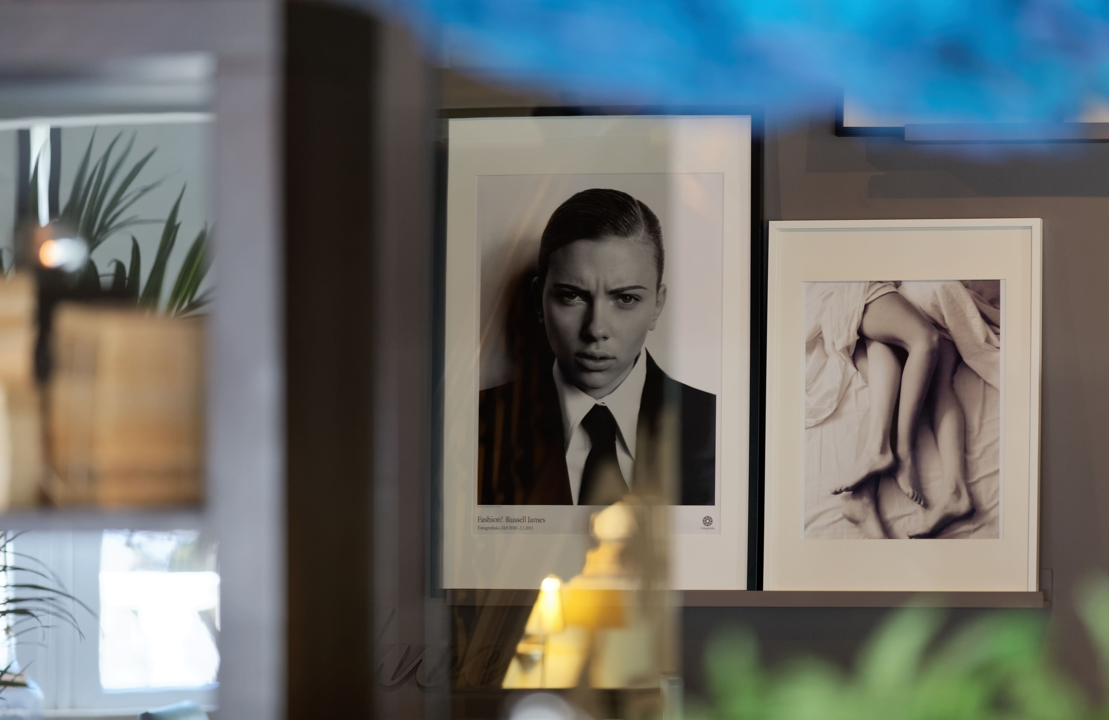 Un retrato enmarco de un hombre con traje y una obra de arte abstracta enmarco.