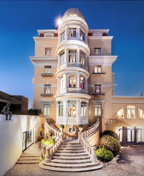 Front of property - Hotel Inglaterra (Cascais)
