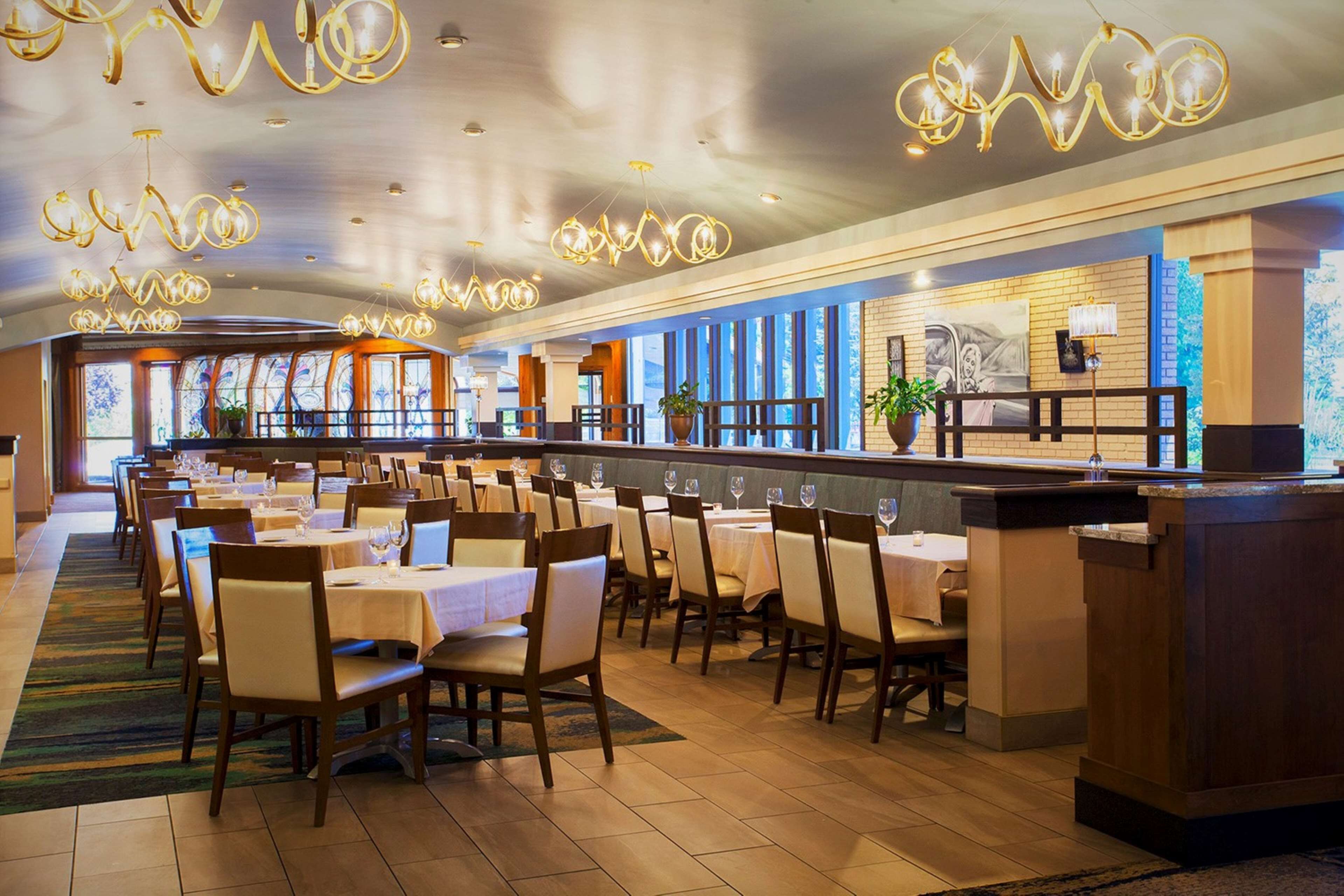 3 nhà hàng, phục vụ bữa sáng, bữa trưa, bữa tối, đặc sản địa phương 