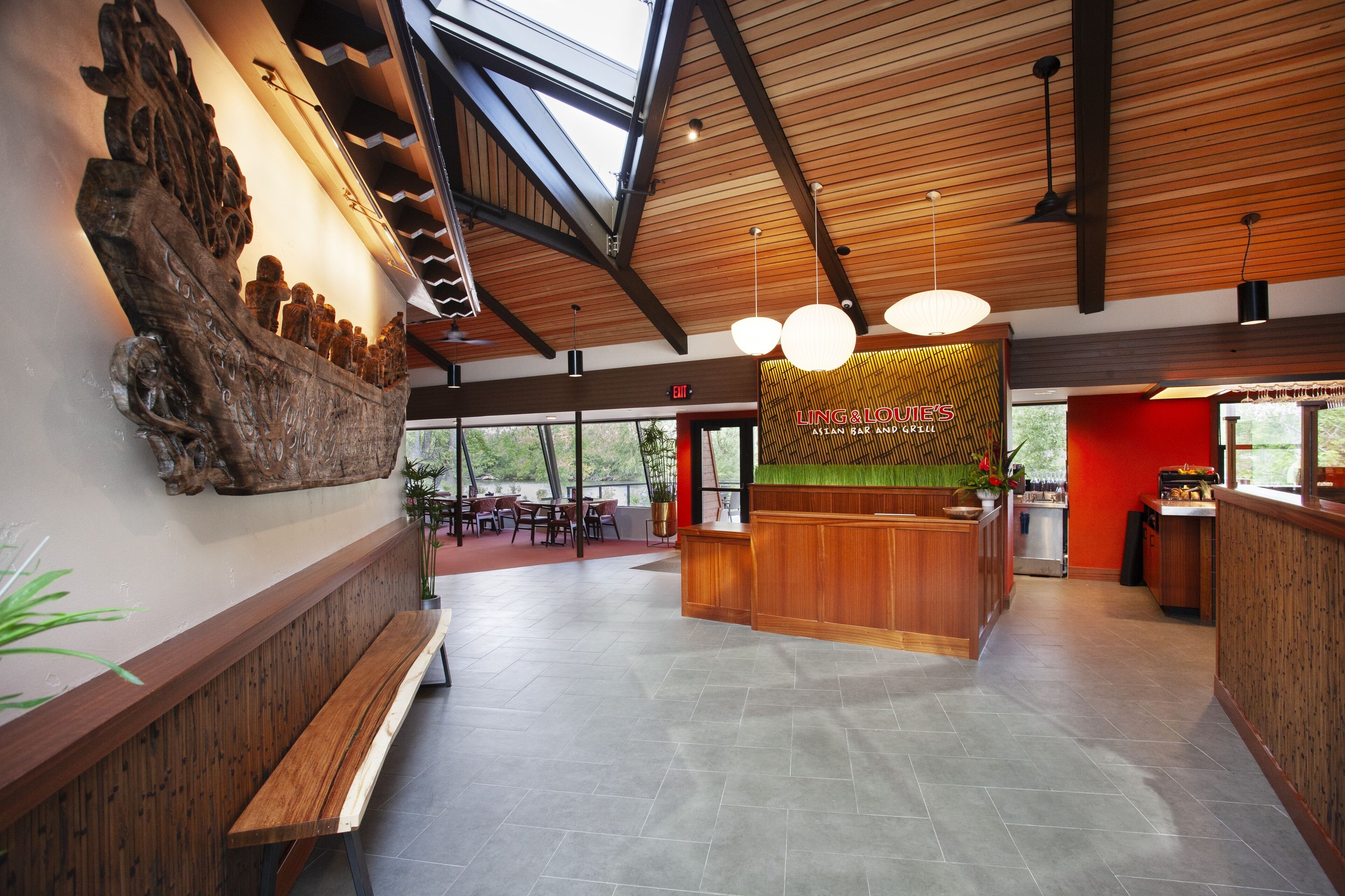 3 restaurants, breakfast, lunch, dinner served; local cuisine