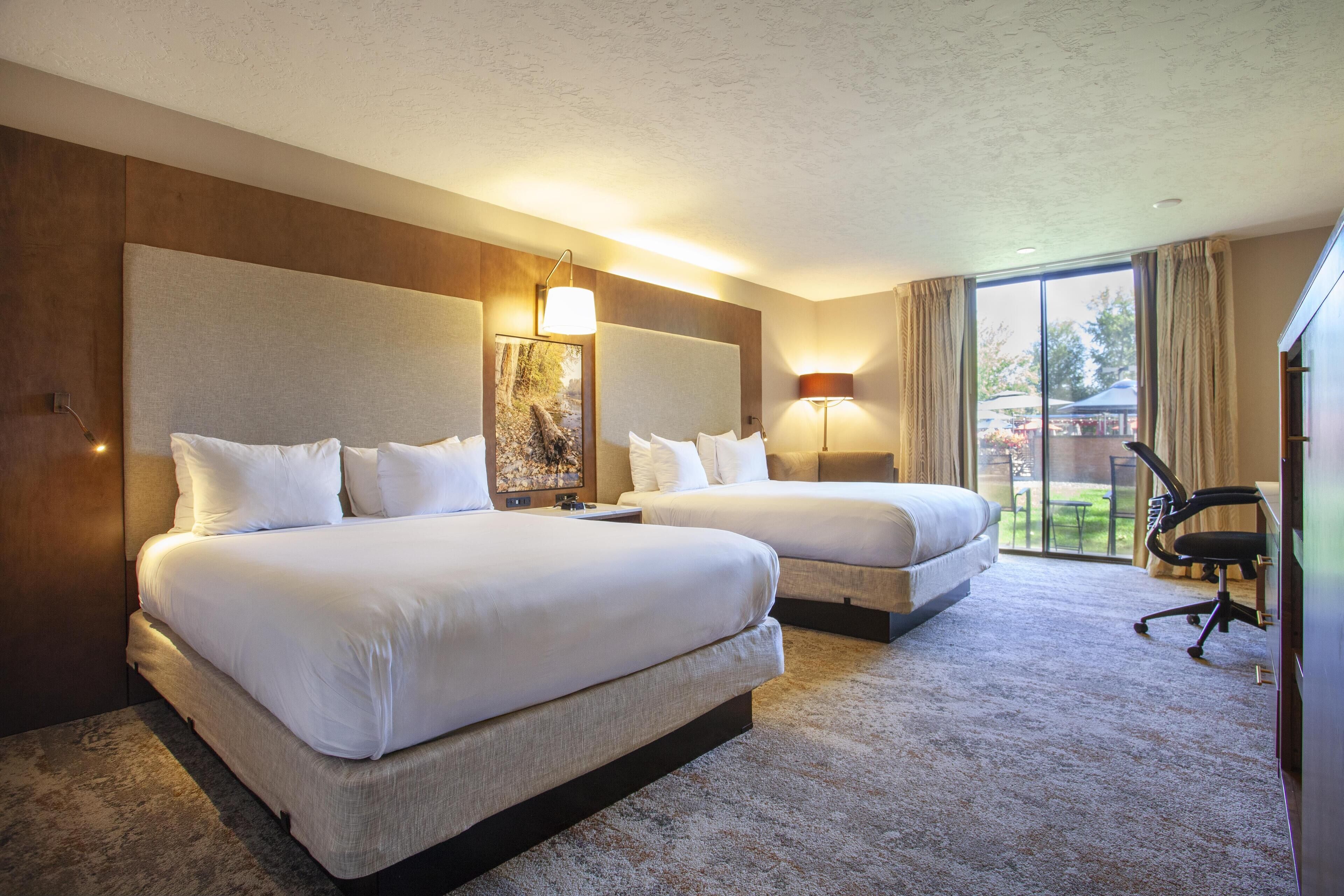 標準客房, 2 張加大雙人床, 非吸煙房, 冰箱和微波爐 (View) | 高級寢具、羽絨被、舒適加層、書桌