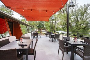 3 restaurants, breakfast, lunch, dinner served; local cuisine 