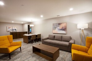 Suite, Mehrere Betten, Nichtraucher, Whirlpool (Living Room;with Sofabed) | Hochwertige Bettwaren, Daunenbettdecken, Pillowtop-Betten, Schreibtisch