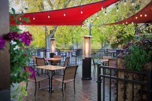 3 restaurants, breakfast, lunch, dinner served; local cuisine