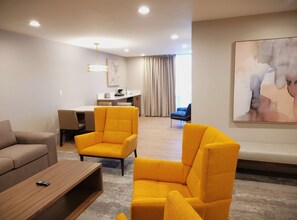 Phòng Suite, 2 giường cỡ queen, không hút thuốc, bồn tắm thủy lực (Living Room;with Sofabed) | 1 phòng ngủ, bộ đồ giường cao cấp, chăn bông, nệm có lớp đệm bông 