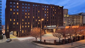 Ein Days Inn Hotel mit Rezeption, mehreren Etagen und einem Parkplatz.