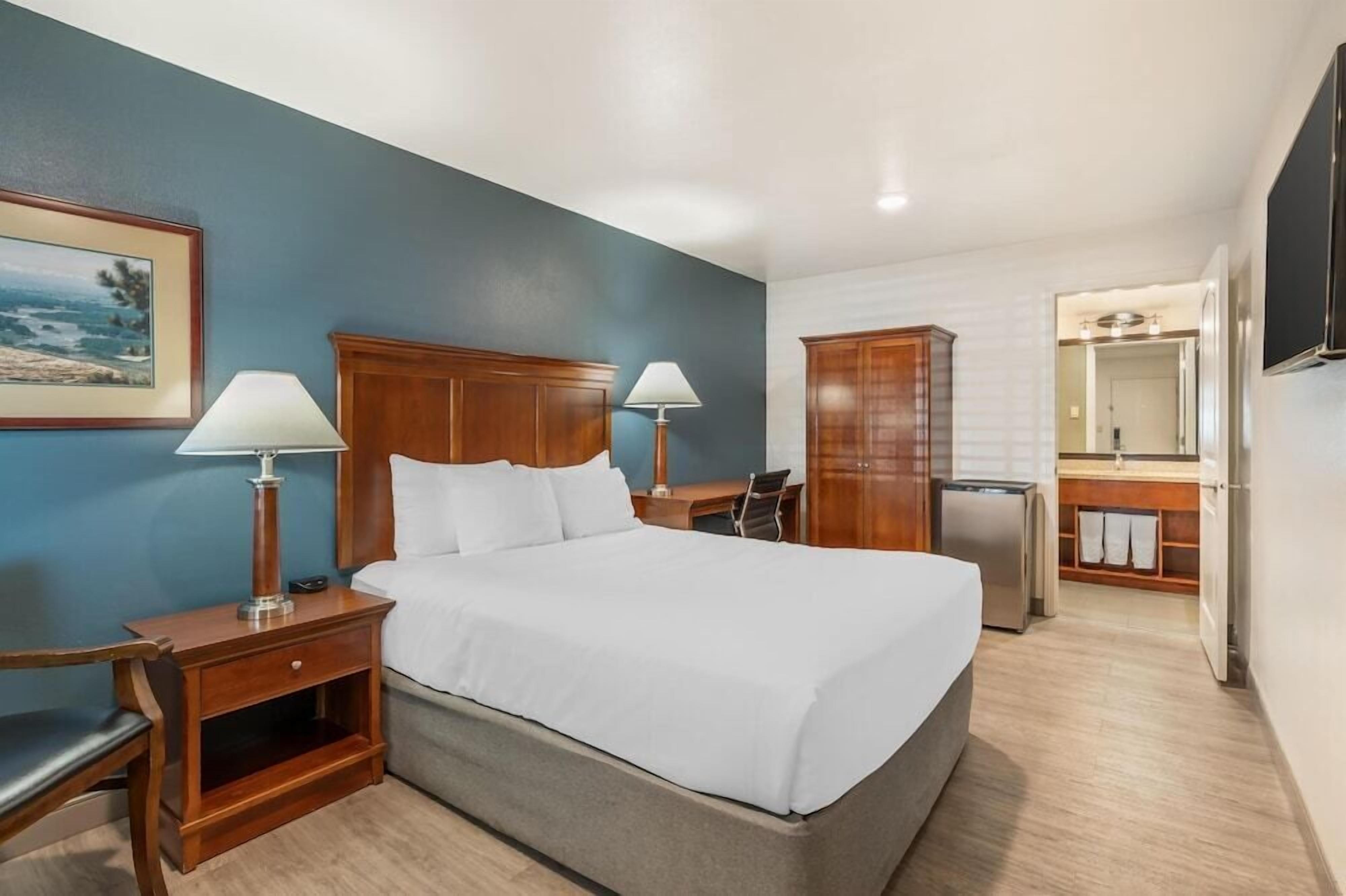 Desk, laptop workspace, iron/ironing board, rollaway beds