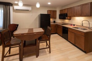 Suite, 1 King Bed, Non Smoking, Kitchenette
