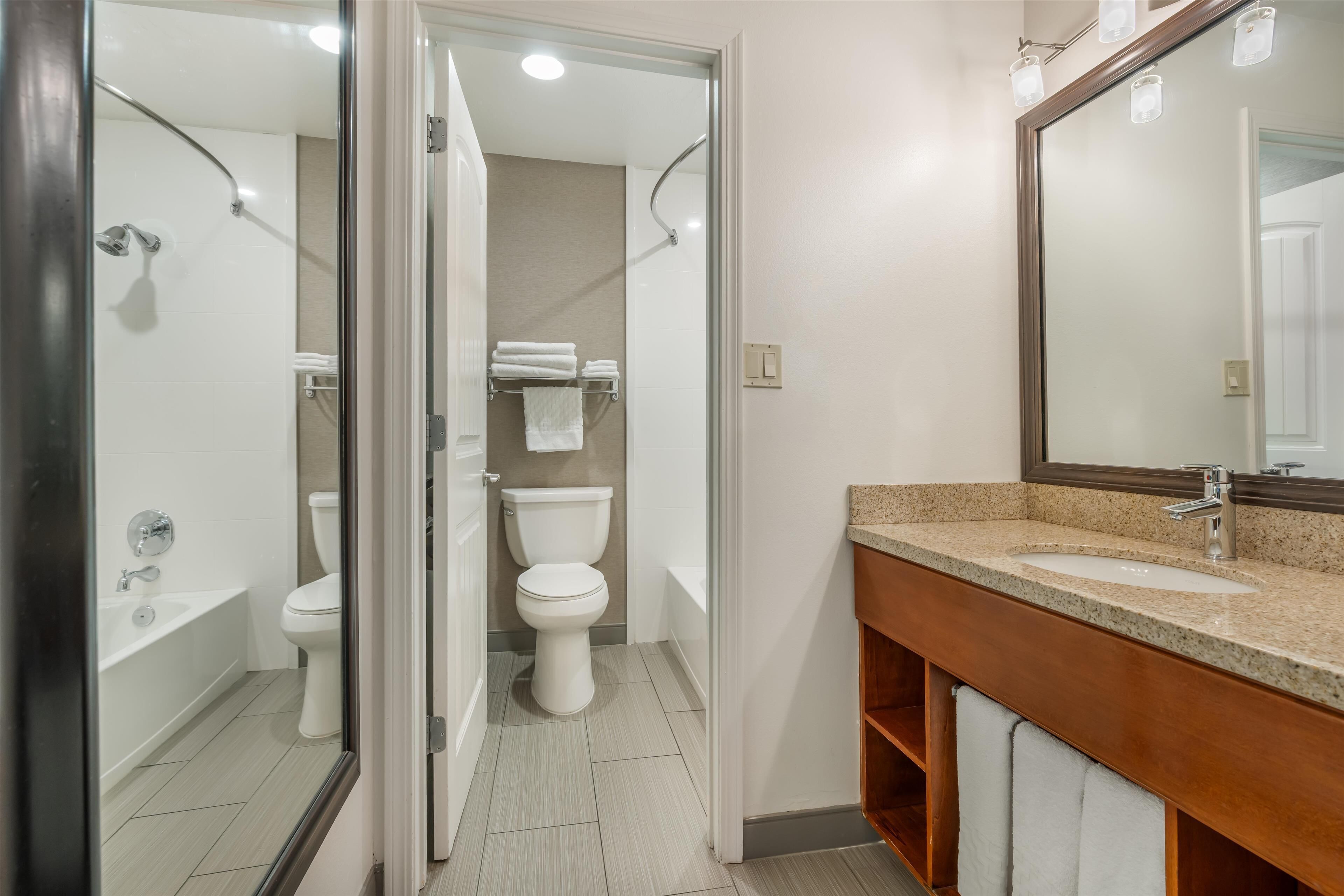 standard room, 1 queen bed, non smoking, refrigerator | bathroom | combined shower/bathtub, free toiletries, hair dryer, towels