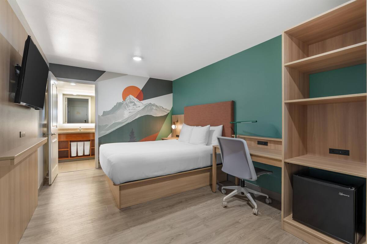 Standard Room, 1 Queen Bed, Non Smoking, Refrigerator