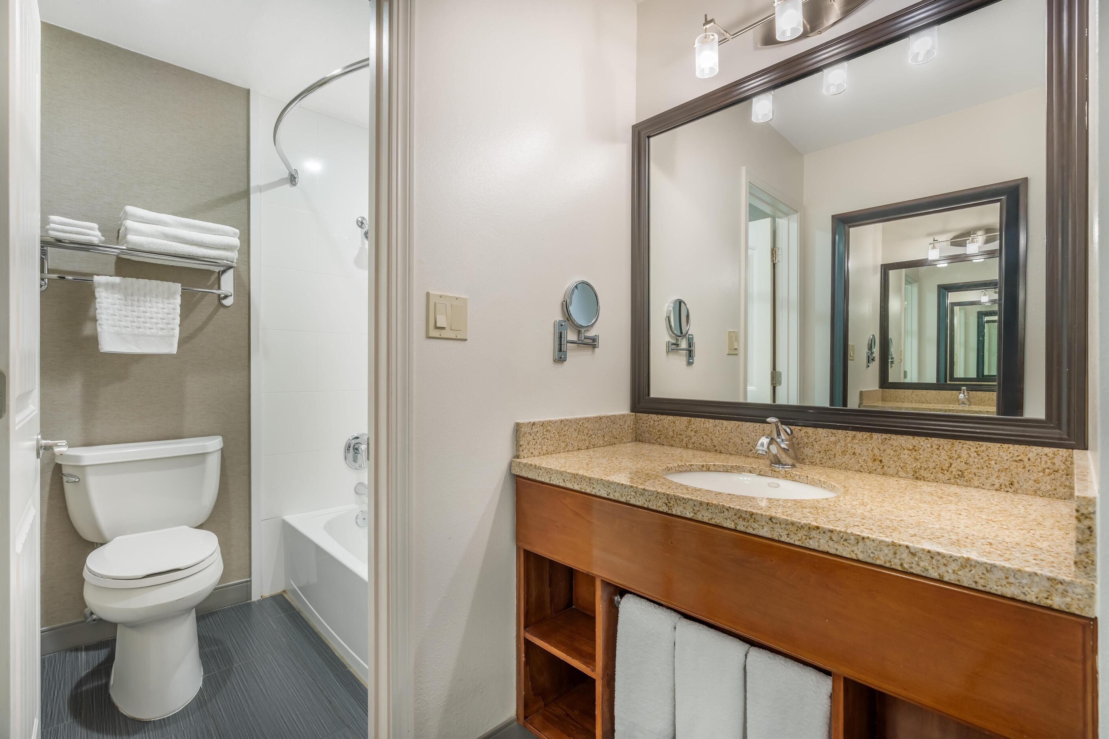 standard room, 1 king bed, non smoking, refrigerator | bathroom | combined shower/bathtub, free toiletries, hair dryer, towels