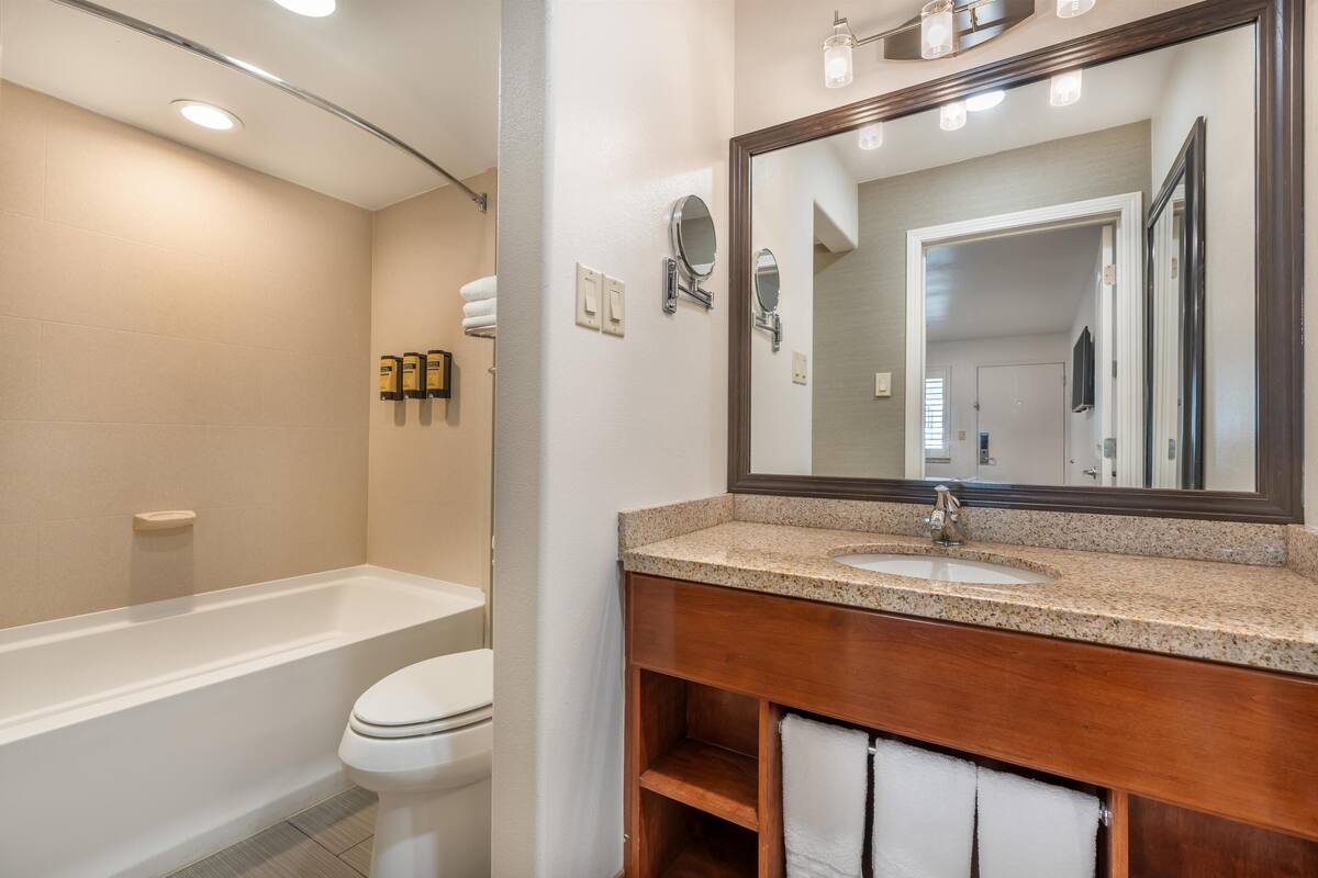 standard room, 1 queen bed, non smoking, refrigerator | bathroom | combined shower/bathtub, free toiletries, hair dryer, towels