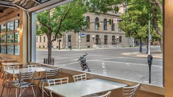 Breakfast and lunch served, American cuisine