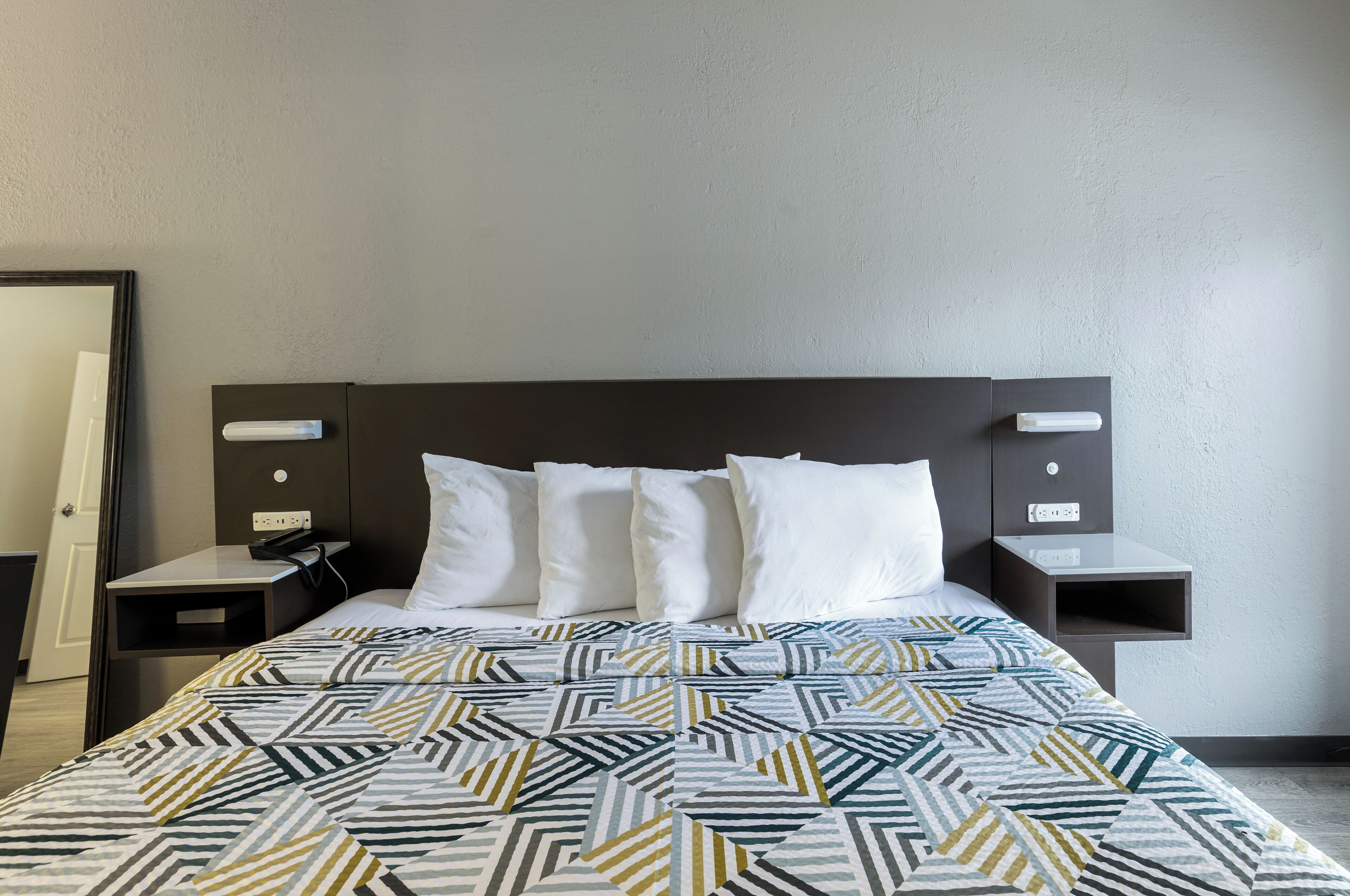 Individually furnished, desk, iron/ironing board, free WiFi