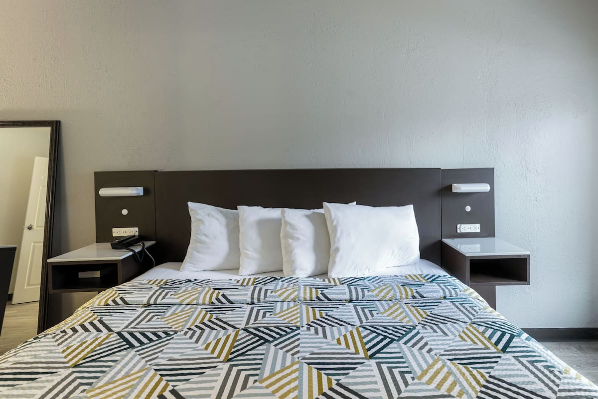 Individually furnished, desk, iron/ironing board, free WiFi
