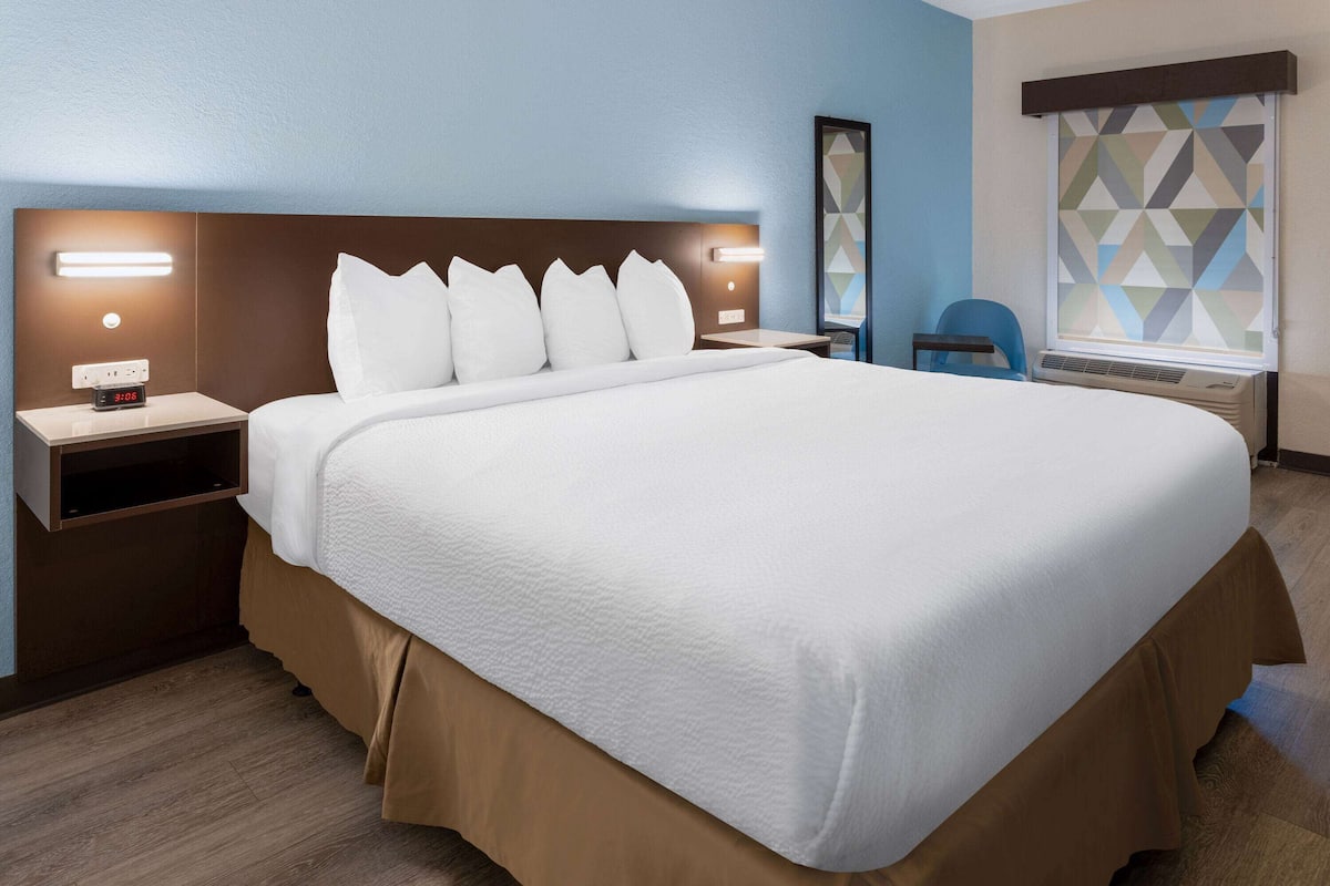 In-room safe, desk, iron/ironing board, free cribs/infant beds