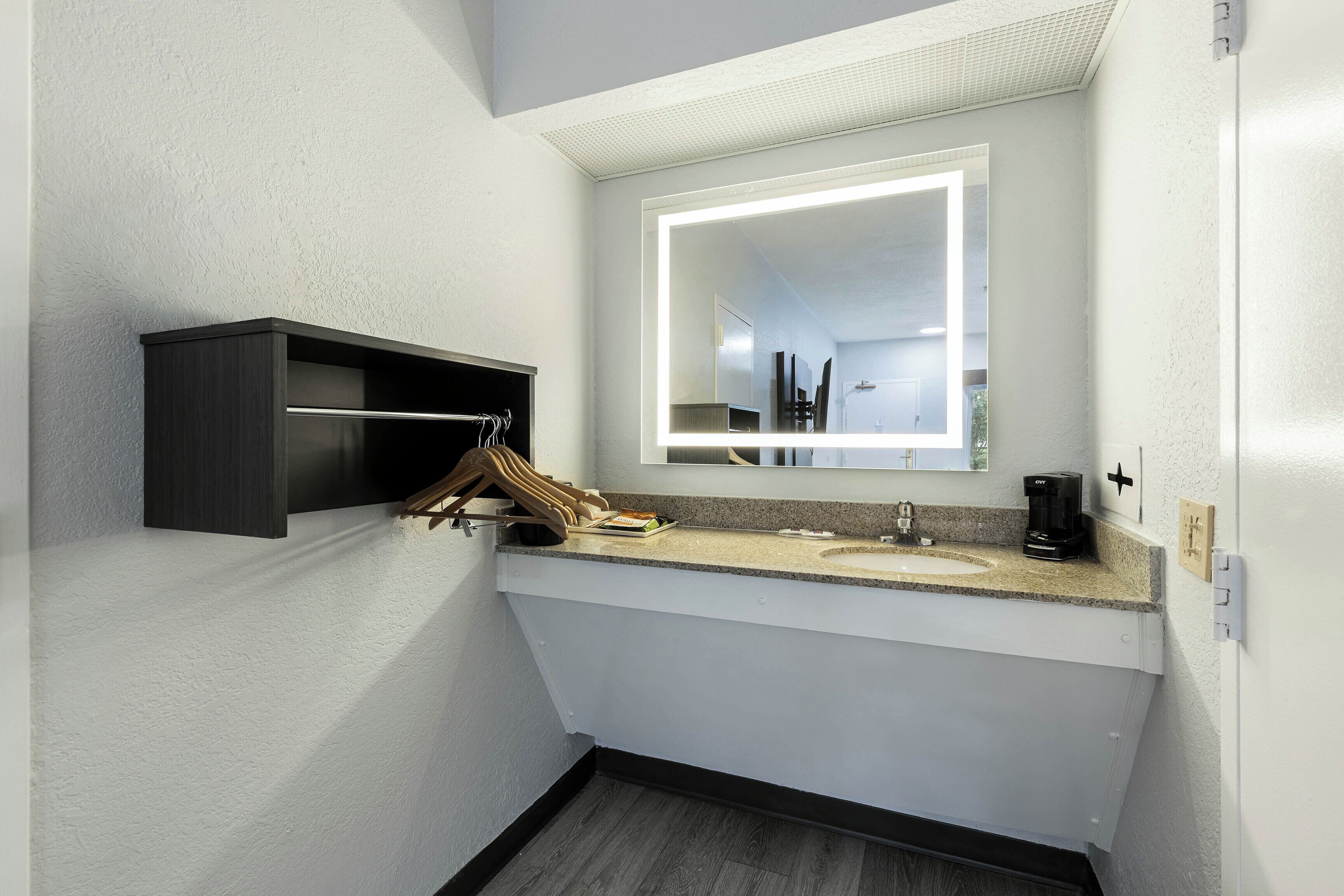 Combined shower/tub, free toiletries, hair dryer, towels