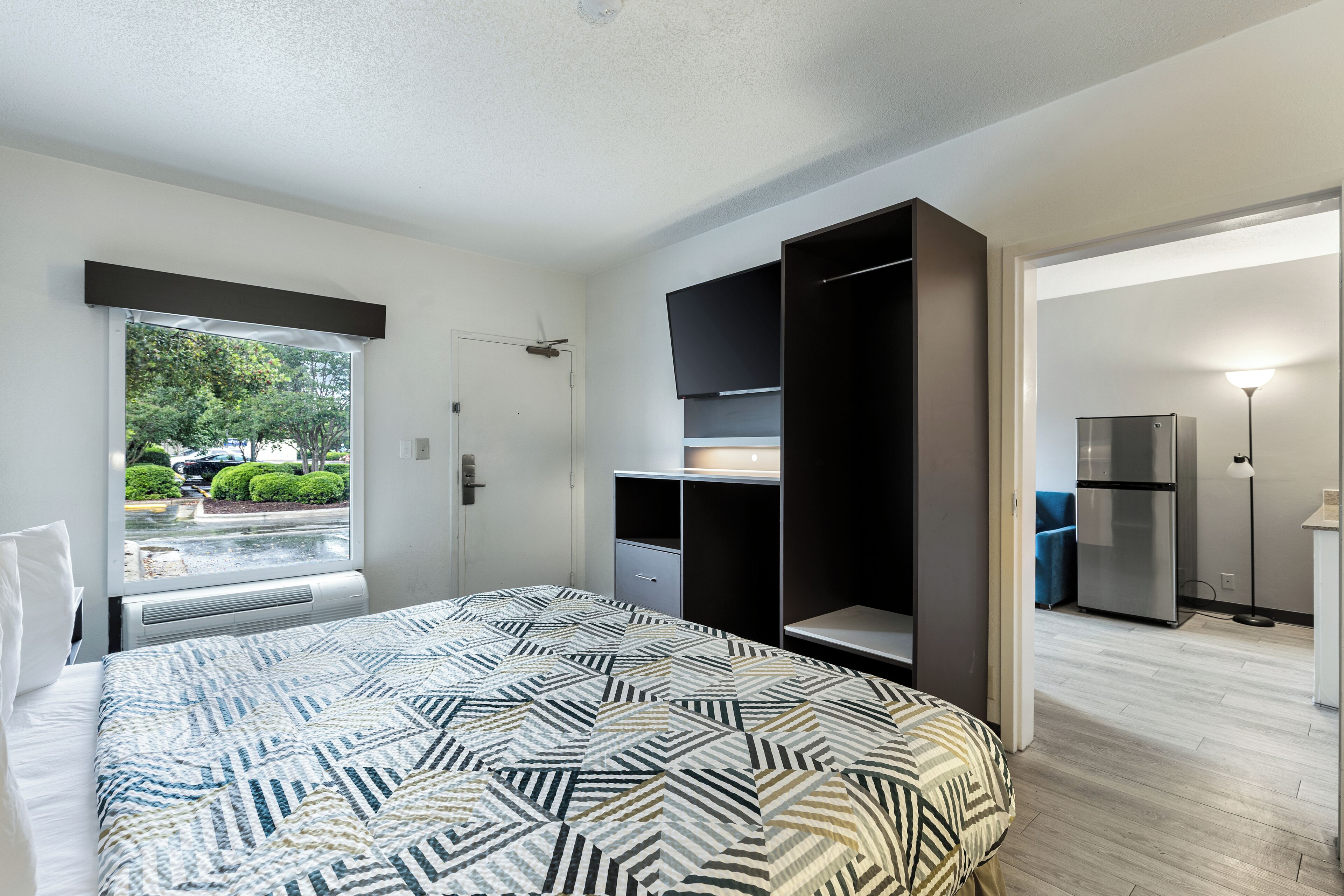 1 King Bed | Suite, Non-Smoking, Micfridge | Individually furnished, desk, iron/ironing board, free WiFi