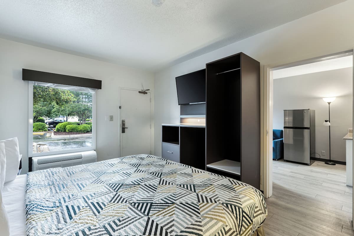 1 King Bed | Suite, Non-Smoking, Micfridge