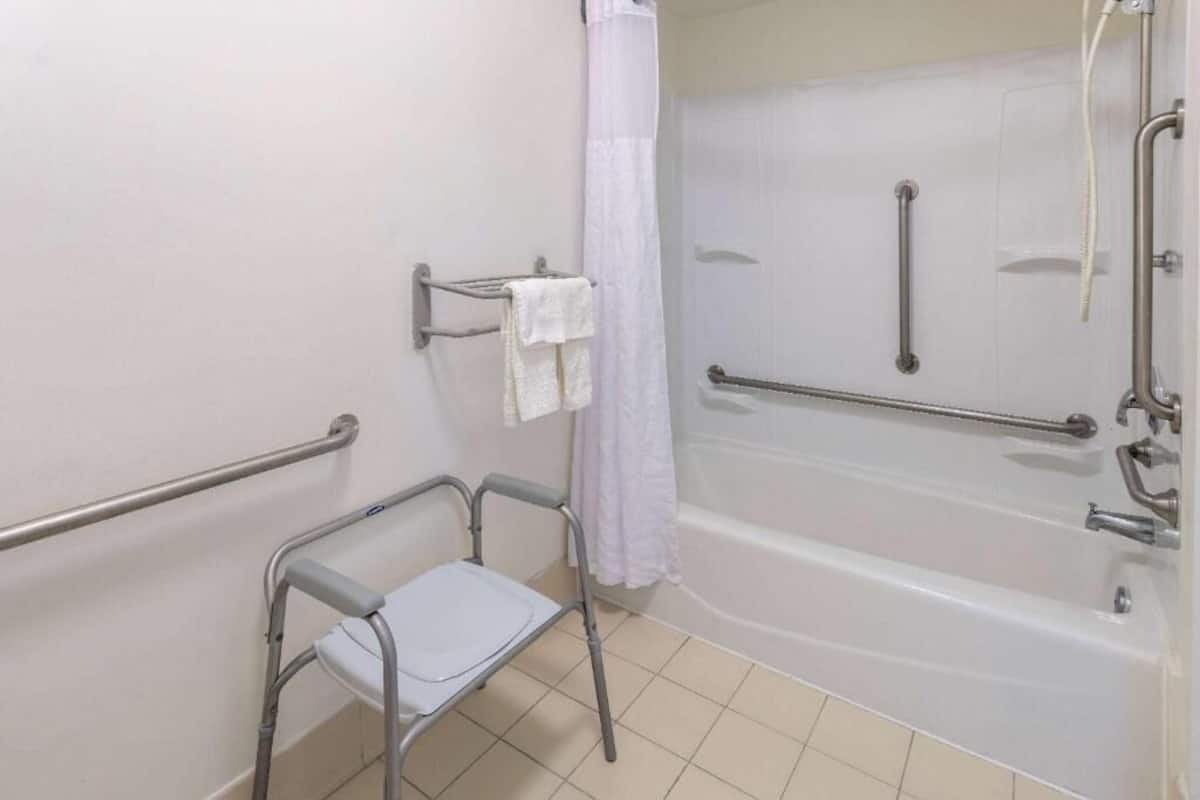 Combined shower/bathtub, free toiletries, hair dryer, towels