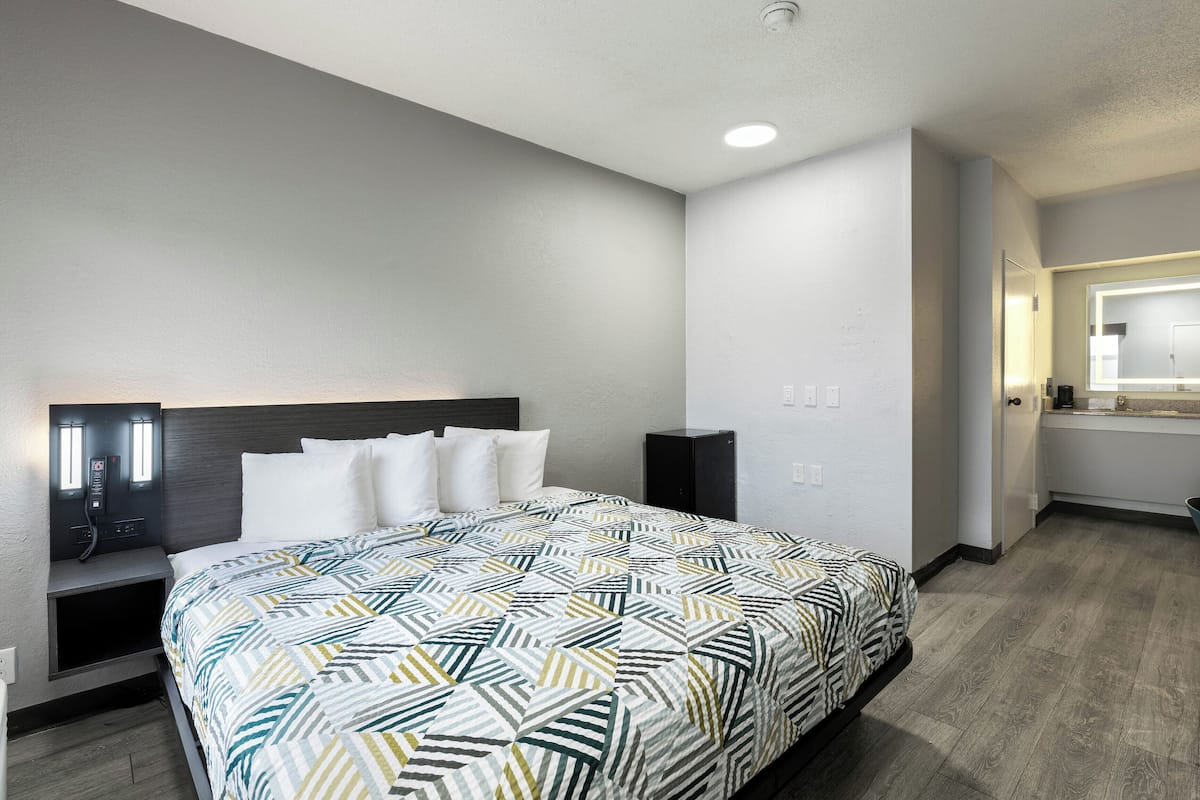 Individually furnished, desk, iron/ironing board, free WiFi