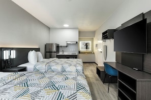 Muebles diferentes, escritorio y tabla de planchar con plancha 