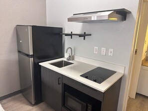 Fridge, microwave - Studio 6 Suites Jacksonville, NC (Jacksonville)